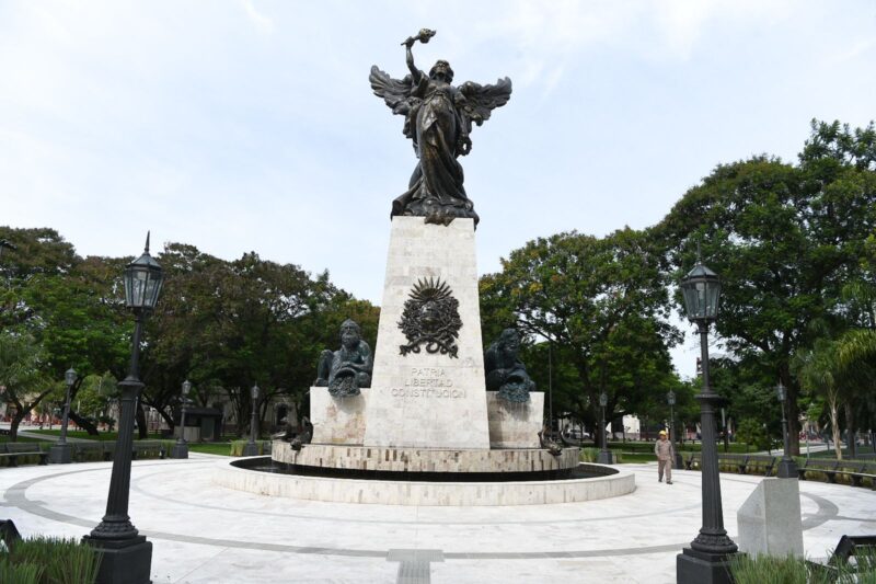 Valdés inauguró las obras de la Plaza Libertad recordando las históricas luchas por el federalismo que libró Corrientes